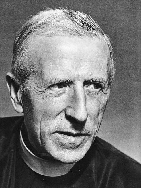 Pierre Teilhard de Chardin roku 1955. Kredit: Archives des jésuites de France, Wikimedia Commons. Licence CC 3.0.