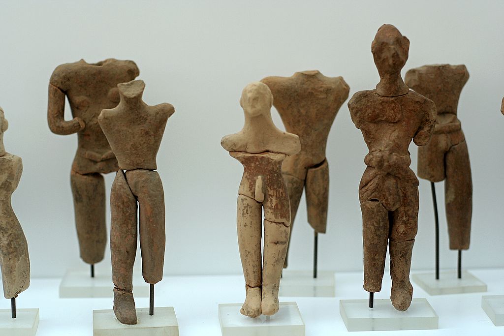 Ithyfaličtí panáčci, drobné terakoty. Siteia (Sitia), 2000-1425 před n. l. Archeologické muzeum v Ag. Nikolau. Kredit: Zde, Wikimedia Commons.