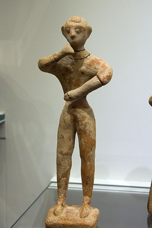 Figurka muže v postoji uctívání. Chamezi, období prvních paláců, 1900-1700 před n. l. Archeologické muzeum v Irakliu (Herakleion). Kredit: Zde, Wikimedia Commons.