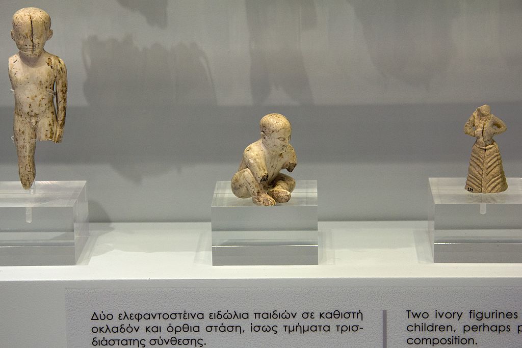 Figurky ze slonoviny, malé děti a žena. Palaikastro, 1600-1450 před n. l. Archeologické muzeum v Irakliu (Herakleion). Kredit: Zde, Wikimedia Commons.