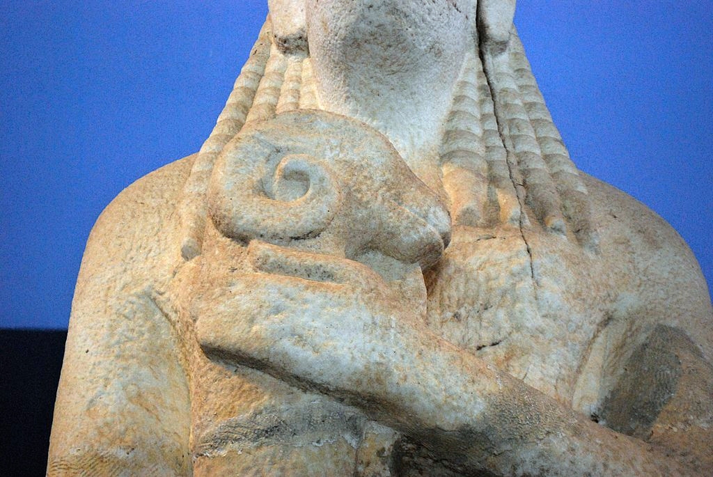Detail beránka, s viditelnou prasklinou pod uchem kúra. Archeologické muzeum v Limenas na Thasu, 1. Kredit: Jean Housen, Wikimedia Commons. Licence CC 4.0.