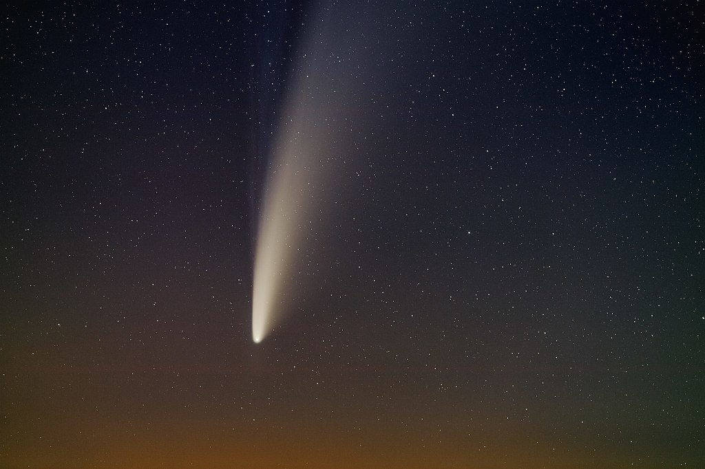 Kometa C/2020 F3 Neowise 13. 7. 2020 kolem 03 hodin z Francie. Skládaná expozice 10 x 30 s při cloně 4 a ISO 400 ASA, ohnisková délka 300 mm. Kredit: Maxime Storn, Wikimedia Commons.
