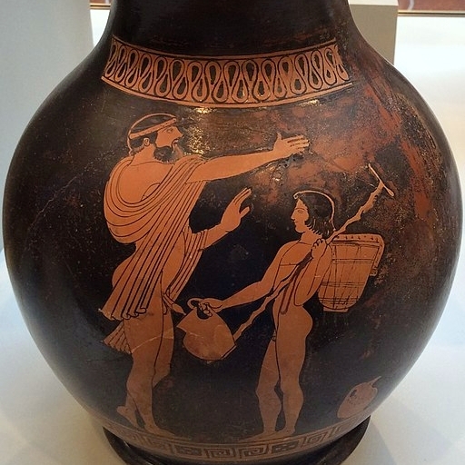 Ověnčený opilý muž procítěně řeční – a při tom močí. Mladý sluha se ničemu nediví. Atická červeno-figurová oinochoé, tedy nádoba na nalévání vína, malíř zvaný dnes Oionoklés, 470 před n. l. Los Angeles, Getty Villa (Collections of the J. Paul Getty M