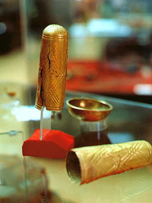 Zlaté funerální prezervativy. Alaca Höyük, 3. tisíciletí před n. l. Kredit: Wikimedia Commons.
