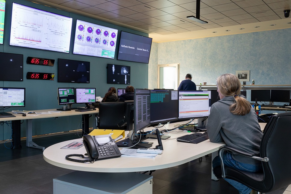 Kontrolní místnost observatoře VIRGO. Zdroj: https://www.virgo-gw.eu/