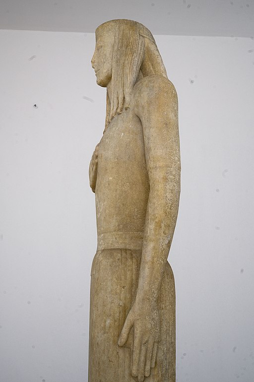 Tzv. Koré z Théry, 2. polovina 7. století před n. l. Kredit: Zde, Wikimedia Commons. Licence CC 4.0.