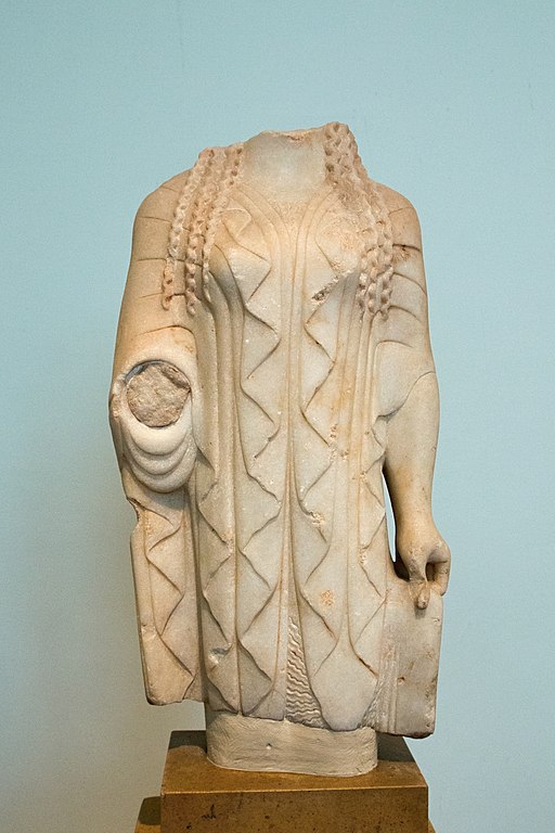 Jiné torzo menší koré nalezené v Eleusině, ostrovní mramor, 500 před n. l. Národní archeologické museum v Athénách 26. Kredit: Zde, Wikimedia Commons. Licence CC 4.0.