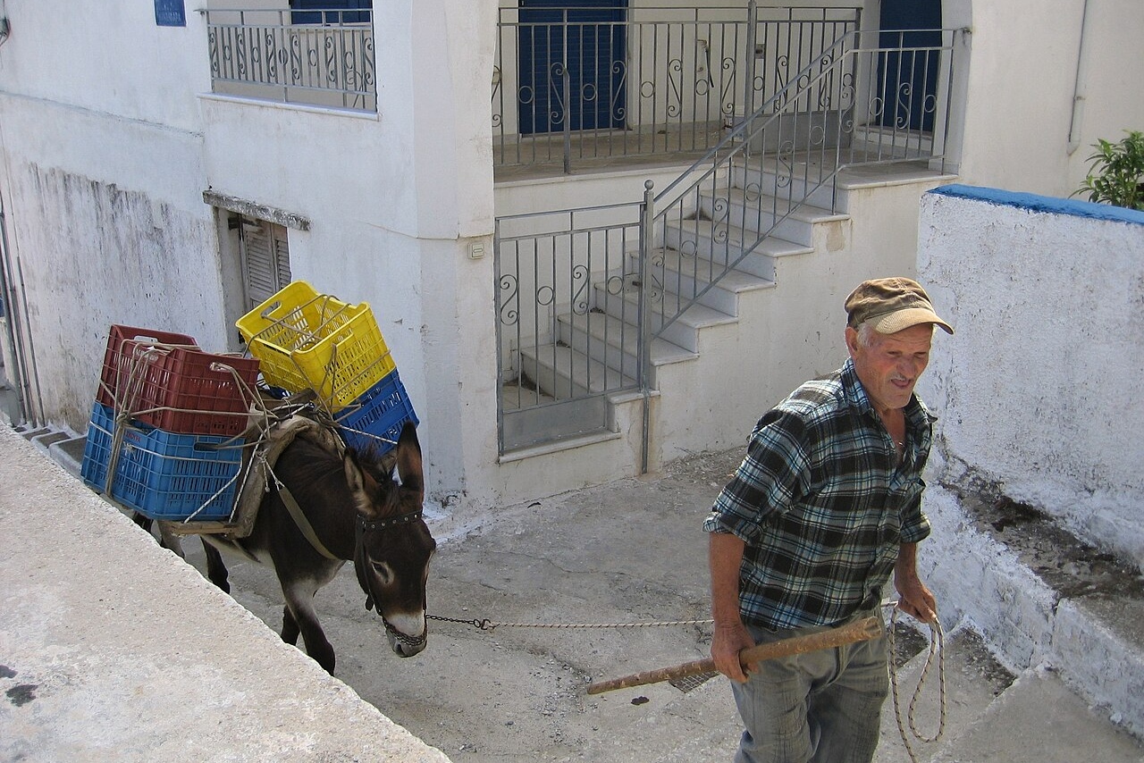 Od parkoviště pod hlavní silnicí se dá v Koronos cestovat pouze pěšky. Kolem je opravdu hodně schodů. Kredit: Zde, Wikimedia Commons. Licence CC 4.0.