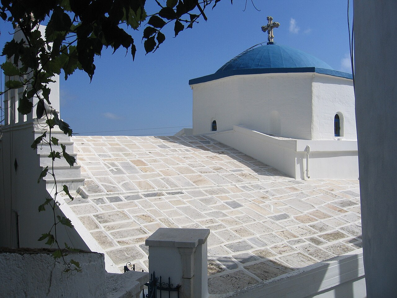 Kostel Agia Marina v Koronos má střechu celou z plochých kamenů. Kredit: Zde, Wikimedia Commons. Licence CC 4.0.