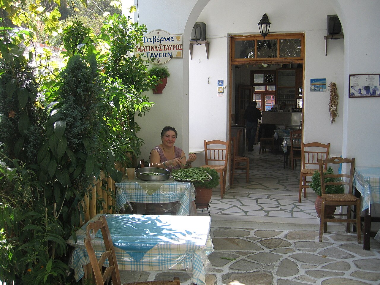 Výtečná taverna Matina a Stavros (I Plátsa) v Koronos. Kredit: Zde, Wikimedia Commons. Licence CC 4.0.