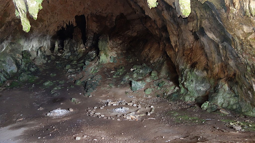 Interiér jeskyně od vchodu. Kredit: Flausa123, Wikimedia Commons. Licence CC 3.0.