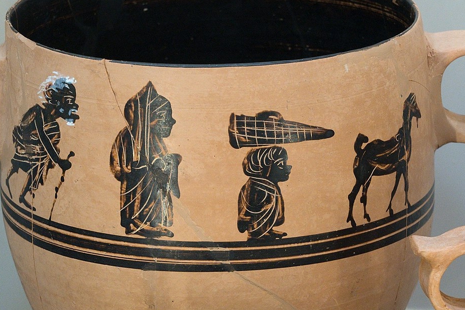 Průvod uctívačů nebo pohřební průvod, každopádně vedený kozou. Detail parodické scény na kabeirské keramice, 425 až 400 před n. l. Archeologické muzeum v Thébách. Kredit: Zde, Wikimedia Commons.