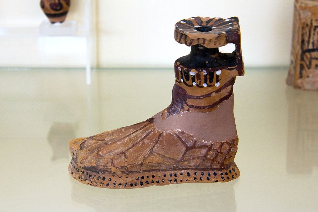 Nádobka ve tvaru nohy v botě, 600 před n. l. Nález z parského Délia. Archeologické muzeum na Paru. Kredit: Zde, Wikimedia Commons. Licence CC 4.0.