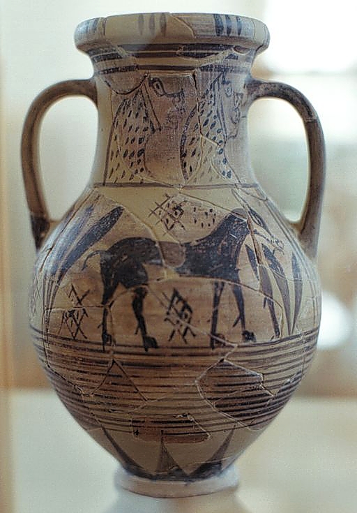Oslí váza v orientalizujícím stylu, patrně vezená na Délos ze Sifnu nebo z Paru. Kyklady, 700 až 650 před n. l. Archeologické muzeum na Mykonu. Kredit: Zde, Wikimedia Commons. Licence CC 3.0.