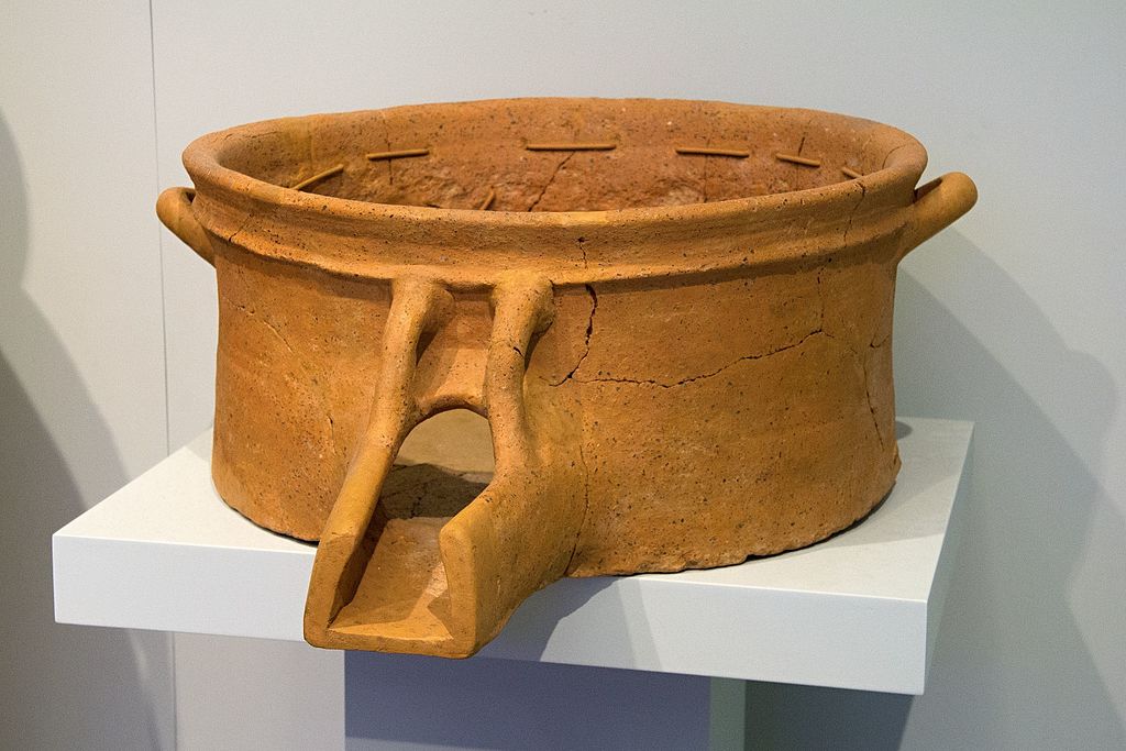 Nádoba na sběr lisovaného vinného moštu. Malia, 1800-1700 před n. l. Archeologické muzeum v Irakliu (Herakleonu). Kredit: Zde, Wikimedia Commons