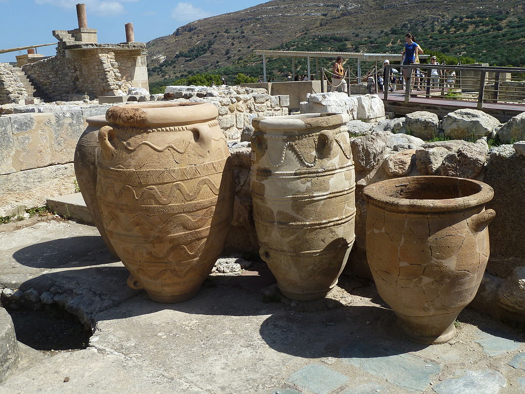Zásobnicové nádoby (pithoi) v Knóssu, v okolí Jižního vchodu. Kredit: Deror_avi, Wikimedia Commons