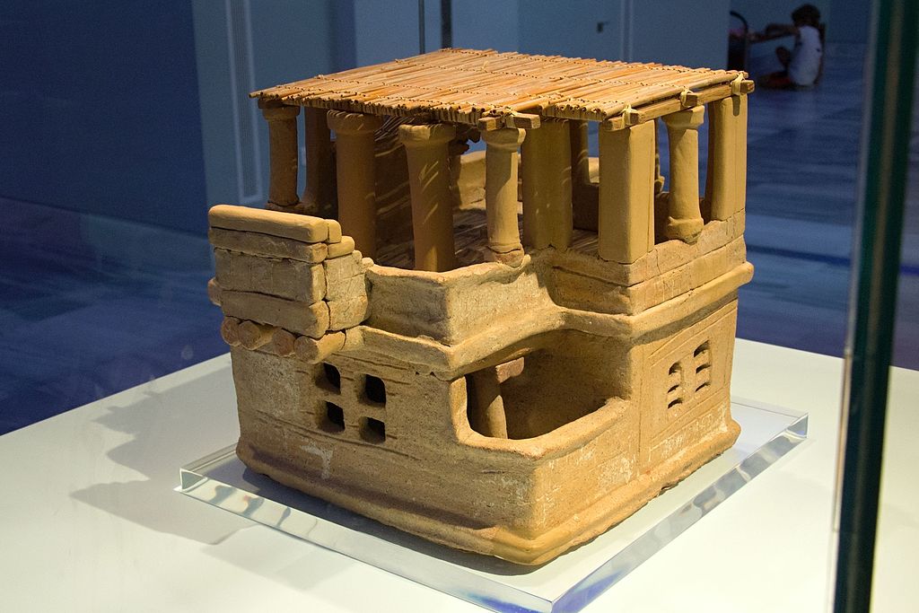 Keramický model domu. Střecha je novodobá rekonstrukce. Archanes, 1700 před n. l. Archeologické muzeum v Irakliu (Herakleonu), 19410. Kredit: Zde, Wikimedia Commons.
