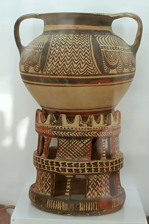 Velká nádoba na zásobu vody při obřadu. 1350-1300 před n. l. Archeologické muzeum v Ag. Nikolau, no. 12684. Kredit: Zde, Wikimedia Commons.