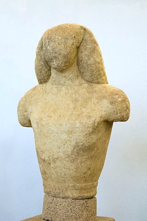 Erodované torzo kúra z Naxu nalezené na Délu, mramor, 650 až 625 před n. l. Archeologické muzeum na Délu, A 334. Daidalský styl, vliv umění Egypta. Kredit: Zde, Wikimedia Commons. Licence CC 4.0.