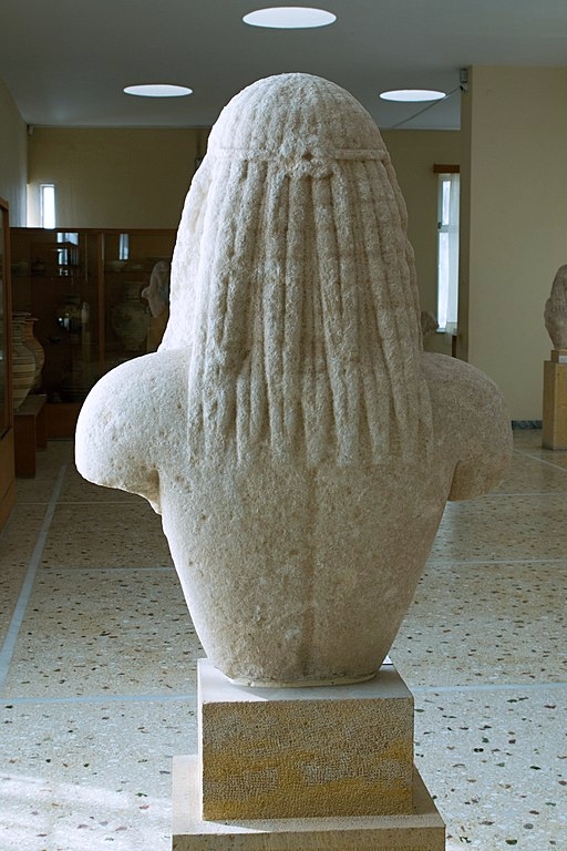 Torzo pohřebního kúra, mramor, 650-600 před n. l. Nalezený na pohřebišti Antické Théry ve svahu sedla Sellada. Archaeological Museum of Thera, Fira, Santorini 306. Kredit: Zde, Wikimedia Commons. Licence CC 4.0.