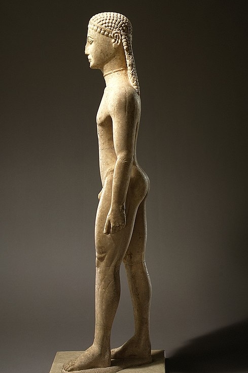 Kúros nalezený v Atice, 195 cm, 590-580 před n. l. Metropolitan Museum of Art, New York, MET 32.11.1. Kredit: donated to Wikimedia Commons by the MET, Wikimedia Commons. Licence CC 1.0.