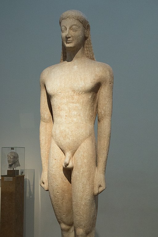 Kúros z Mélu (Milosu), naxijský mramor, kolem r. 550 před n. l. Národní archeologické Muzeum v Athénách 155. Kredit: Zde, Wikimedia Commons. Licence CC 4.0.