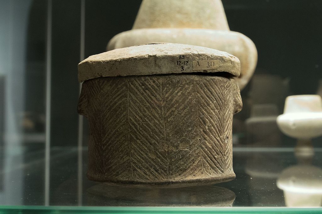 Keramická válcová pyxis s víčkem, rytý „rybí“ dekor, asi 15 cm. Nález z ostrova Antiparu, 3200 - 2800 před n. l. Britské muzeum, GR 1889.12-12.3, BM Cat Vases A311. Kredit: Zde, Wikimedia Commons.