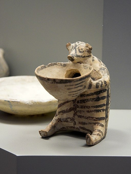 Rhyton v podobě medvěda z ostrova Syru, 2800 - 2300 před n. l. Národní archeologické muzeum v Athénách, N 6176. Kredit: Zde, Wikimedia Commons.