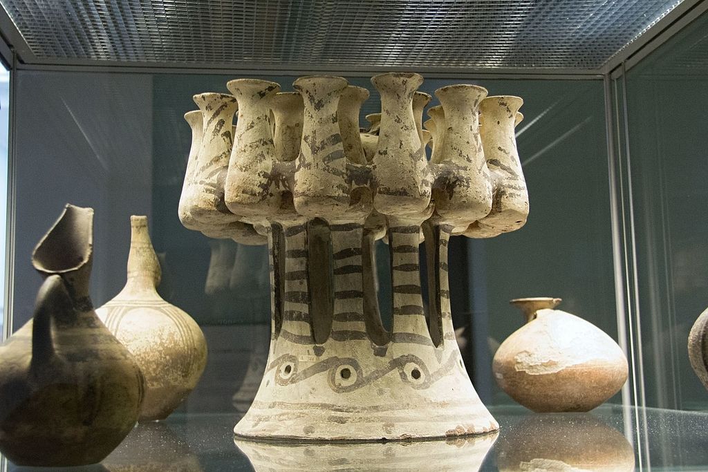Mnohočetný kernos (a další kykladská keramika) z Mélu, Fylakopi I., 2300 - 2000 př. n. l. Britské muzeum, GR 1865.12-14.1 BM Cat Vases A344. Kredit: Zde, Wikimedia Commons.