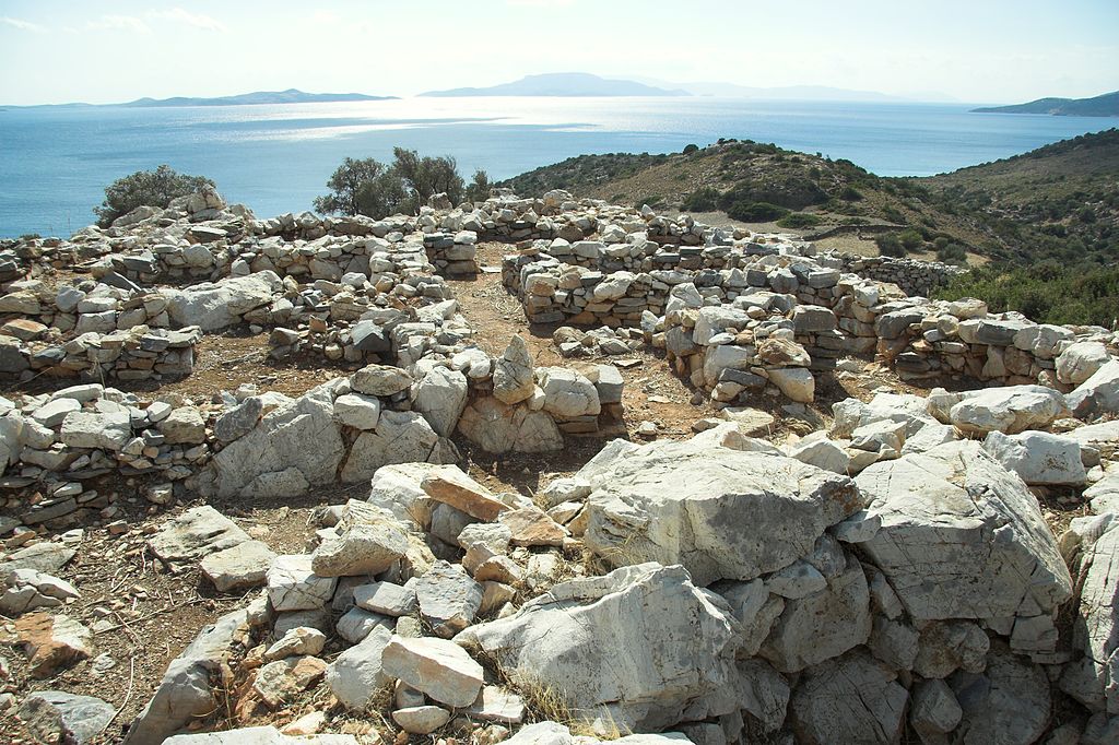 Zbytky starokykladského sídla z 3. tisíciletí před n. l. Korfari ton Amygdalon (Mandlové návrší) nad zálivem Panormos na Naxu. Kredit: Zde, Wikimedia Commons.