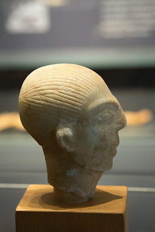 Hlava muže z ostrova Amorgu, 2800 až 2300 př. n. l. Torzo mramorové figury vysoké původně asi 45 cm. Ashmolean Museum v Oxfordu, AE 147. Kredit: Zde, Wikimedia Commons.