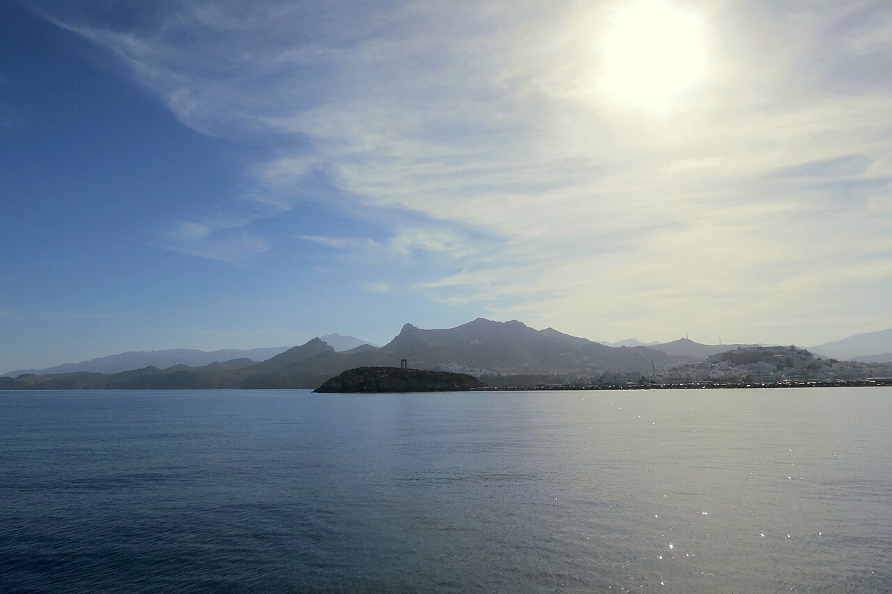 Připlouváme k Naxu: Ostrůvek Palatia s chrámem, Naxijská Chóra a hory. Kredit: Zde, Wikimedia Commons. Licence CC 4.0.