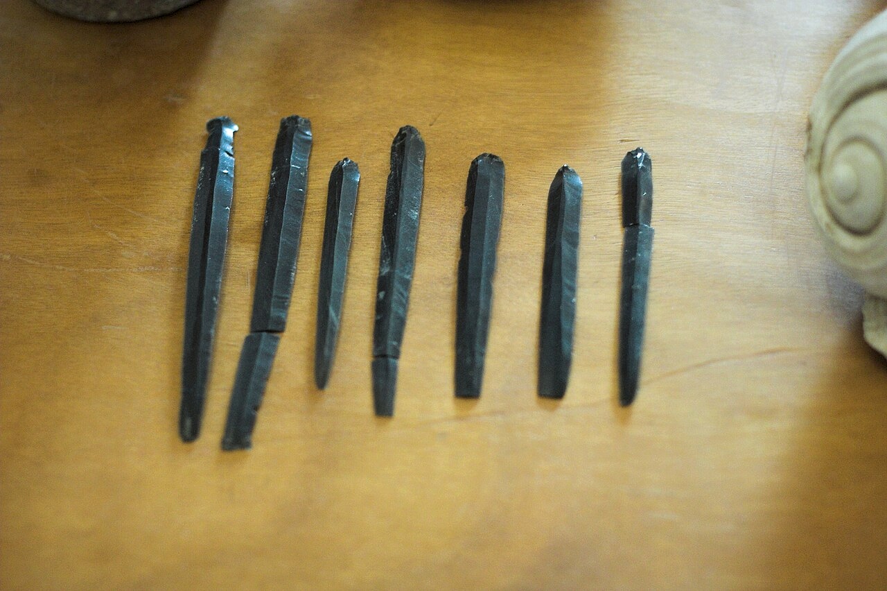 Jemné obsidiánové čepele z okolí Chóry Naxijských, asi z lokality na náměstí Grotta, 3000 až 2300 před n. l. Archeologické muzeum na Naxu. Kredit: Zde, Wikimedia Commons. Licence CC 4.0.