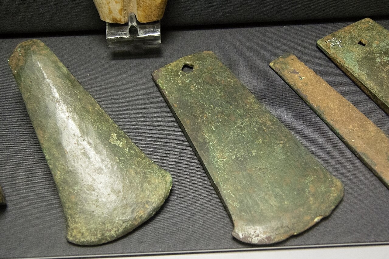 Část depotu nástrojů ke zpracování dřeva, arzénový bronz. Naxos, kultura Grotta-Pelos, 2800-2200 před n. l. Britské muzeum, GR 1969.12-31. Kredit: Zde, Wikimedia Commons. Licence CC 4.0.