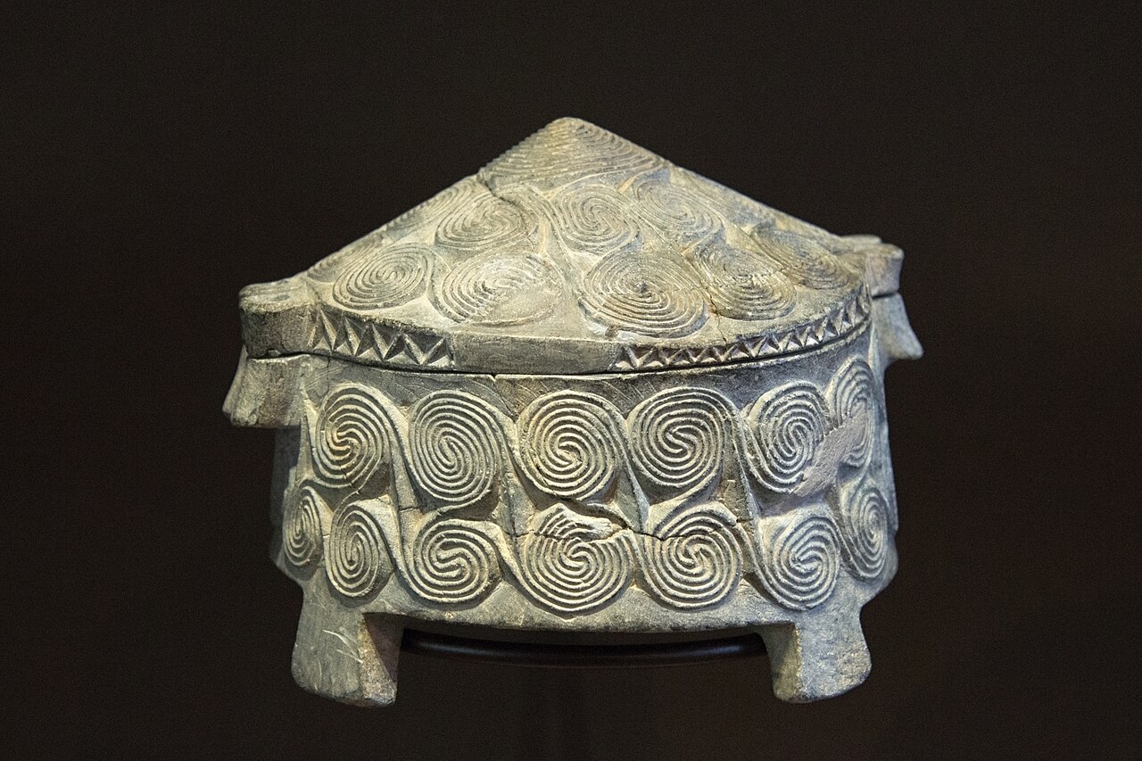 Pyxis, průměr 13 cm. Steatit, 2700-2300 před n. l., z Amorgu. Antikensammlung Berlin, Misc. 8102, nyní v Neues Museum. Kredit: Zde, Wikimedia Commons. Licence CC 4.0.