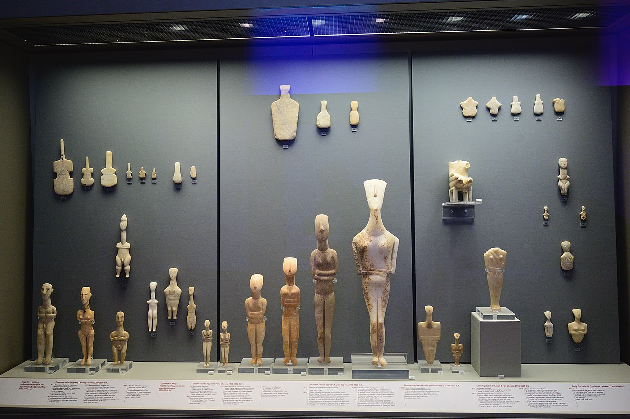 Skříň s nálezy z Naxu a okolních ostrovů, z rané doby bronzové, EC I-II, 3200 až 2300 před n. l. Národní archeologické museum v Athénách, místnost č. 6. Kredit: Zde, Wikimedia Commons. Licence CC 4.0.