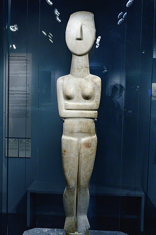 Velký idol, postava ženy, varieta Spedos, mramor, 140 cm, asi z Keru, 2800-2300 před n. l. Goulandrisovo Muzeum kykladského umění v Athénách 724. Kredit: Zde, Wikimedia Commons. Licence CC 4.0.