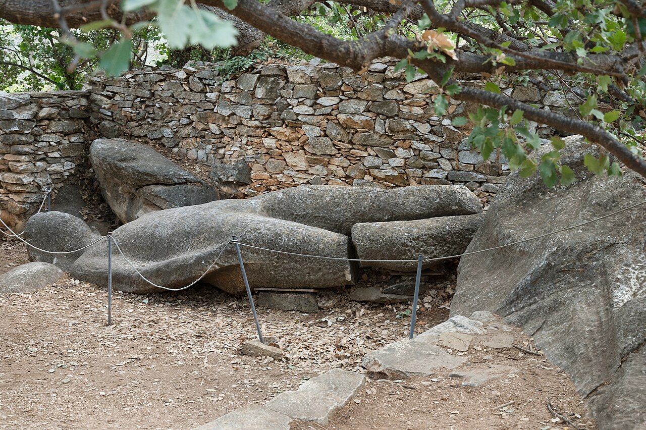 Polotovar velkého kúra v antickém lomu u Fleria blízko Mili u Melanes na Naxu. Je dlouhý 6,5 m, pochází z 6. století před n. l. Už kdysi se mu zlomila noha. Kredit: Zde, Wikimedia Commons. Licence CC 4.0.