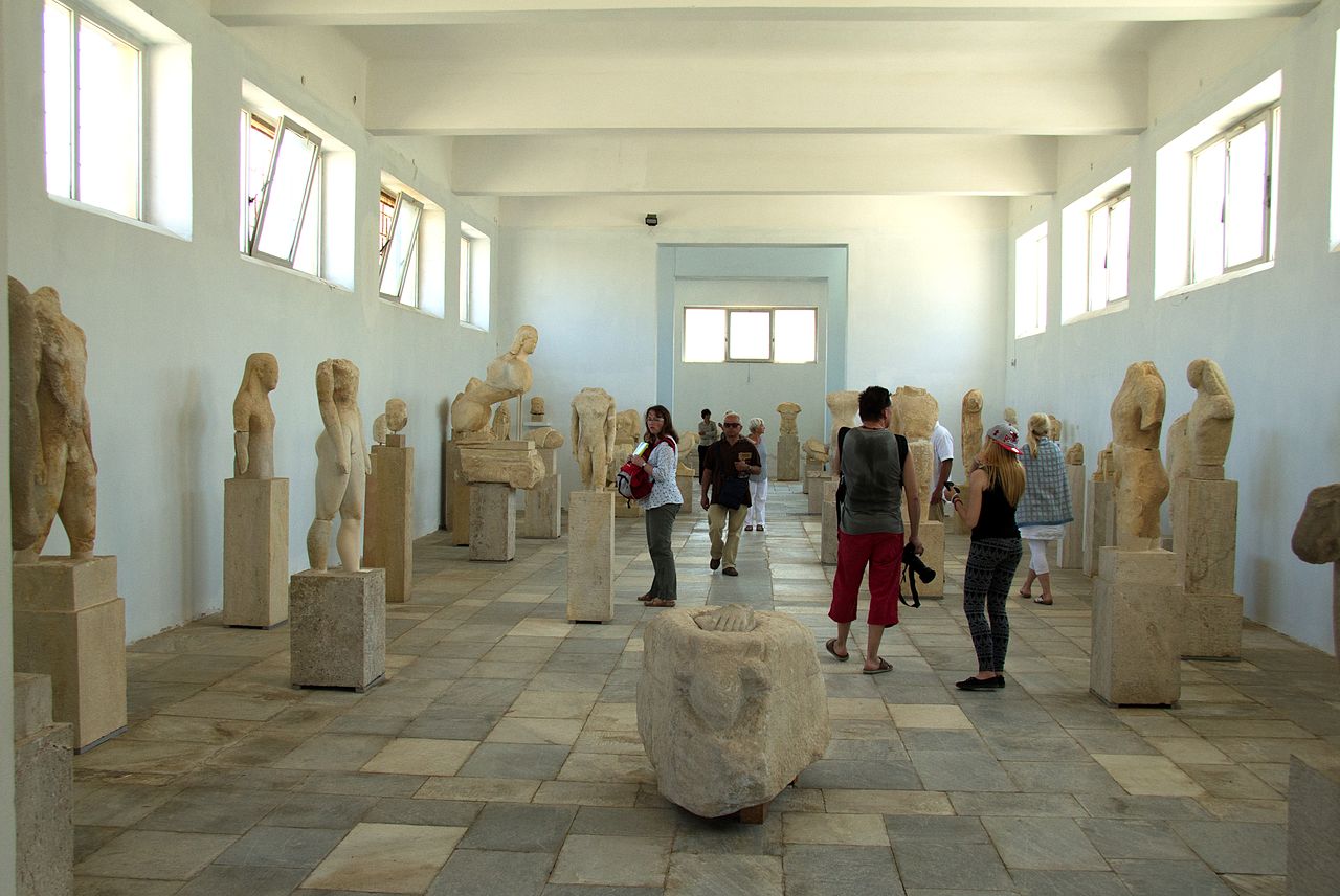 Sochy nalezené u chrámů na Délu, pocházející z Naxu a z Paru, většinou kúrové a korai, 7. a hlavně 6. století před n. l. Archeologické muzeum na Délu. Kredit: Zde, Wikimedia Commons. Licence CC 4.0.