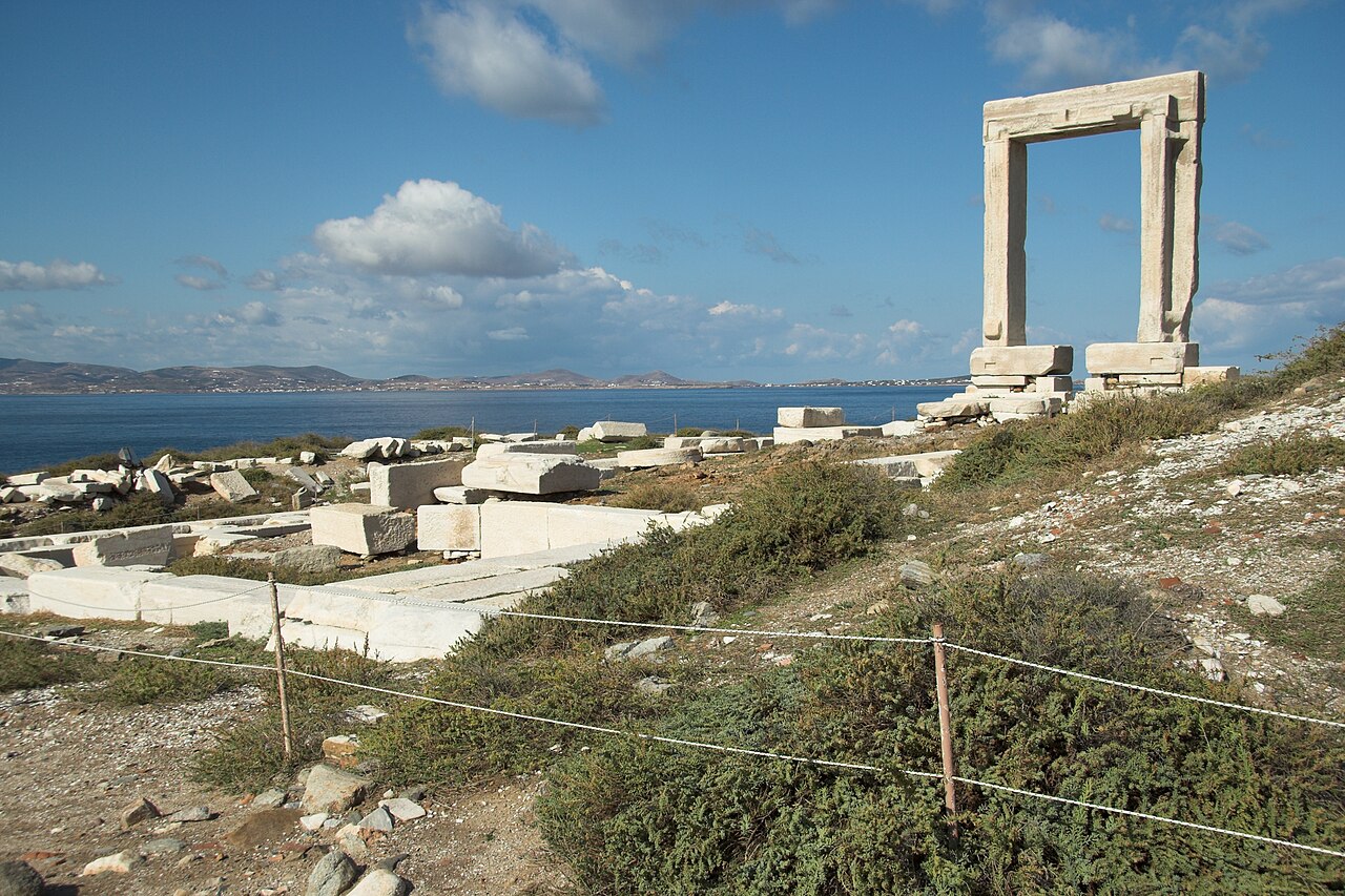Chrám Apollóna Délského na ostrůvku Palatia u Naxijské Chóry, 530 př. n. l. Byl vysoký 30 m, vnitřní profil vchodu má výšku 6 m. Kredit: Zde, Wikimedia Commons. Licence CC 4.0.