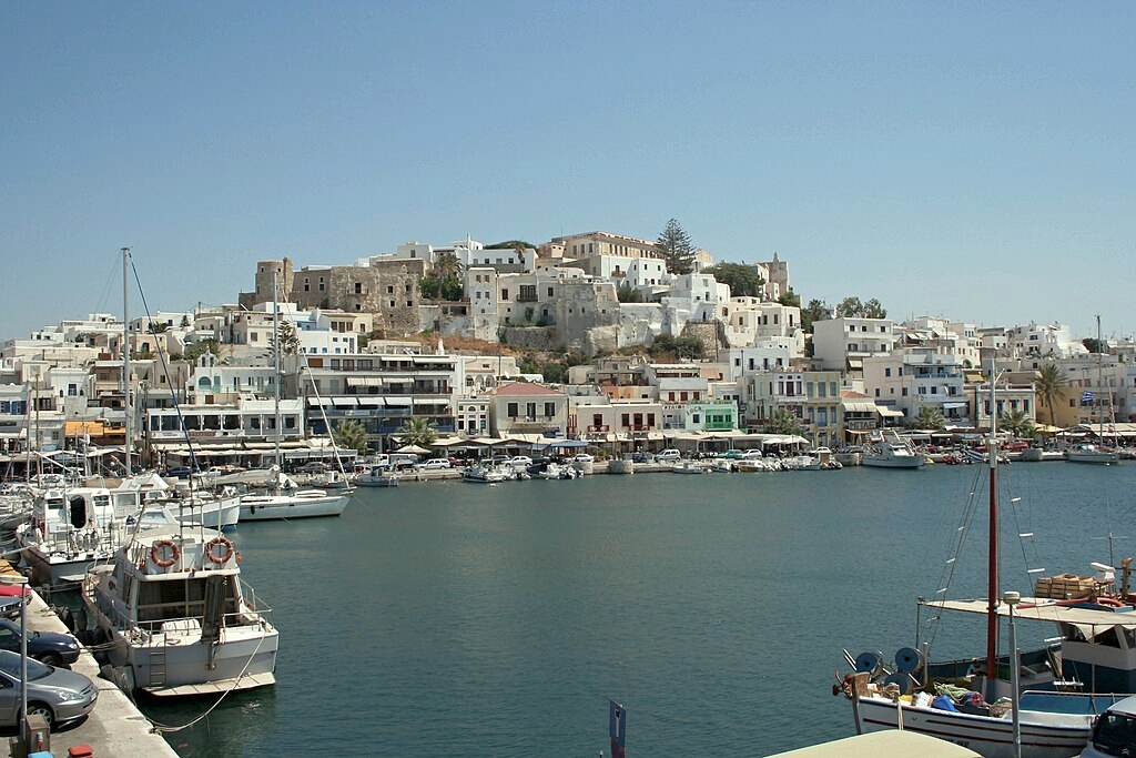 Akropole (resp. Kastro) Naxijské Chóry z většího mola přístavu. Kredit: Zde, Wikimedia Commons. Licence CC 4.0.