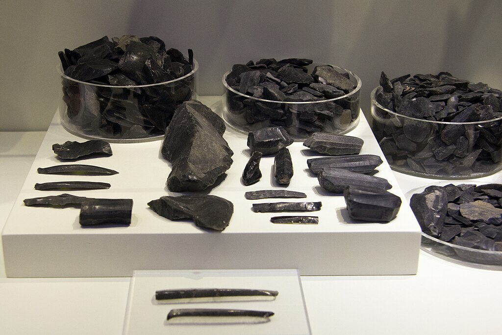 Obsidián z ostrova Mélu v různých fázích výrobního procesu: jádra, čipy a hotové čepele. Raná doba bronzová (EC I-II), 3000-2300 před n. l. Nalezeny byly v okolí Iraklia. Archeologické muzeum v Irakliu. Kredit: Zde, Wikimedia Commons. Licence CC 4.0.