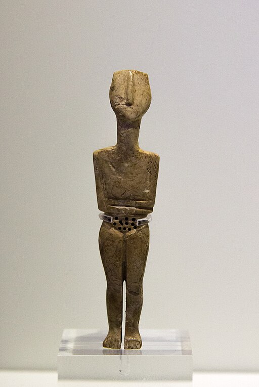 Idol kykladského typu z Archanes u Fourni. Kost. Krétská dílna, raná doba bronzová, 2300-2100 před n. l. Archeologické muzeum v Irakliu. Kredit: Zde, Wikimedia Commons. Licence CC 4.0.