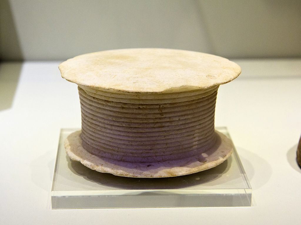 Kykladská mramorová pyxis z Gournes nebo z Ag. Onoufrios na Krétě, 3000 až 2300 před n. l. Archeologické muzeum v Irakliu. Kredit: Zde, Wikimedia Commons. Licence CC 4.0.