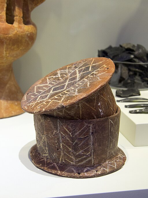 Pyxis. Krétská keramika kykladského typu. Gournes nebo Agios Onoufrios na Krétě, 3000 až 2300 před n. l. Archeologické muzeum v Irakliu. Kredit: Zde, Wikimedia Commons. Licence CC 4.0.