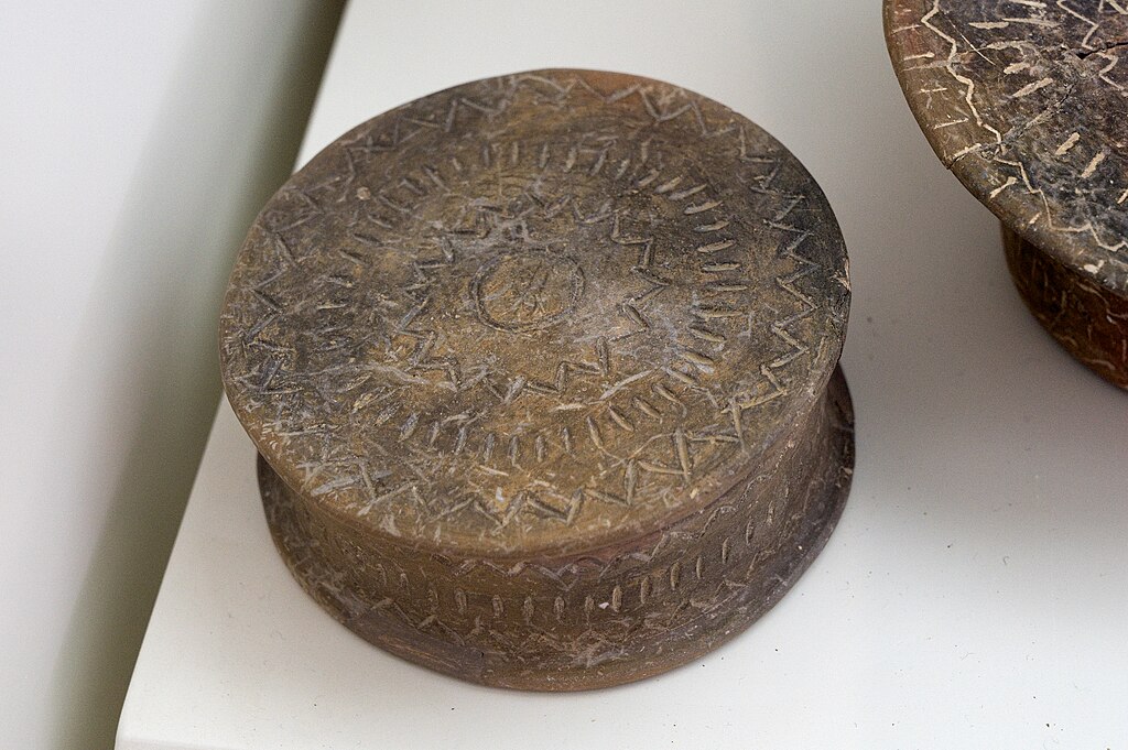 Keramická pyxis s víčkem. Terakota napodobuje dřevěné pyxidy. Ag. Fotia, 2700-2600 před n. l. Archeologické muzeum v Sitii. Kredit: Zde, Wikimedia Commons. Licence CC 4.0.