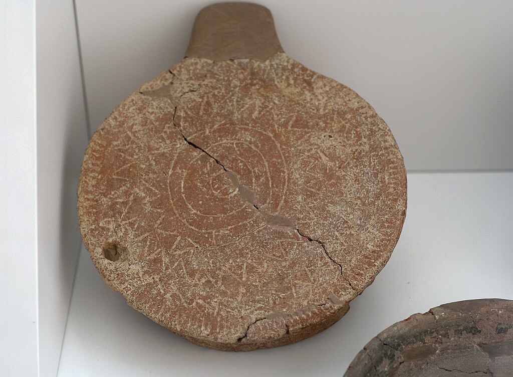 Kykladská obřadní standarta vyrobená na Krétě. Agia Fotia, 3000-2500 před n. l. Archeologické museum v Ag. Nikolaos. Kredit: Zde, Wikimedia Commons. Licence CC 3.0.