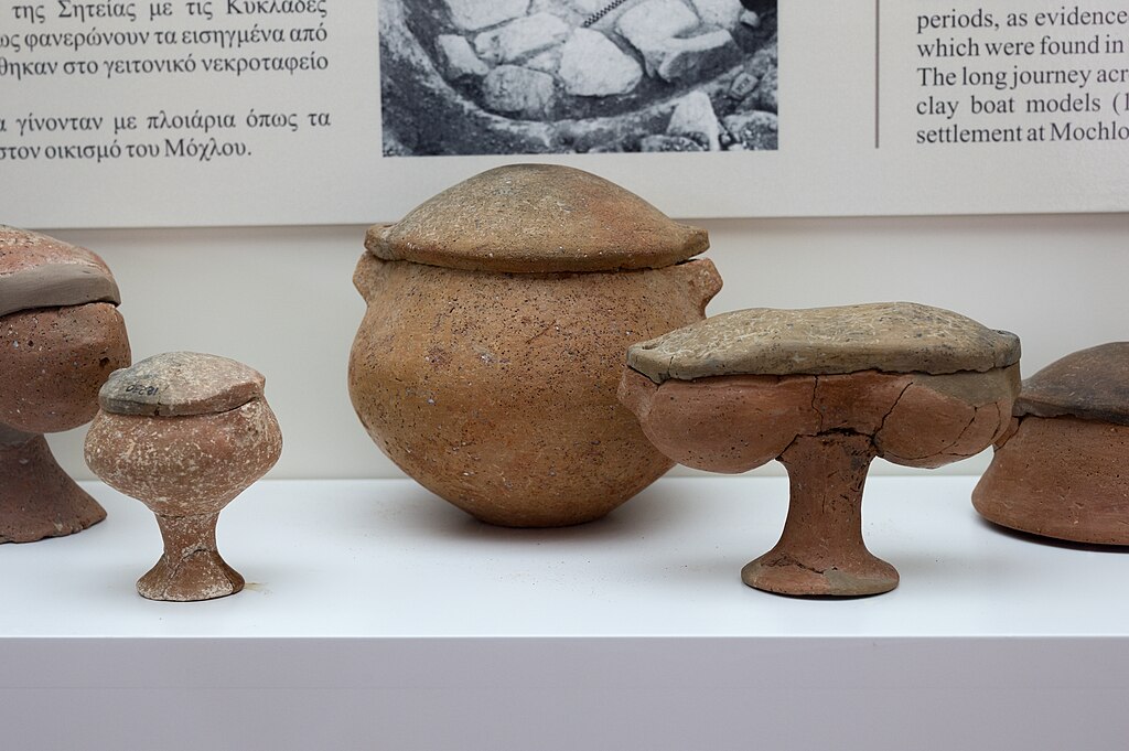 Keramické kerny a pyxidy s víčky. Z pohřebiště v Agia Fotia, 2700 až 2600 před n. l. Archeologické muzeum v Sitii. Kredit: Zde, Wikimedia Commons. Licence CC 4.0.