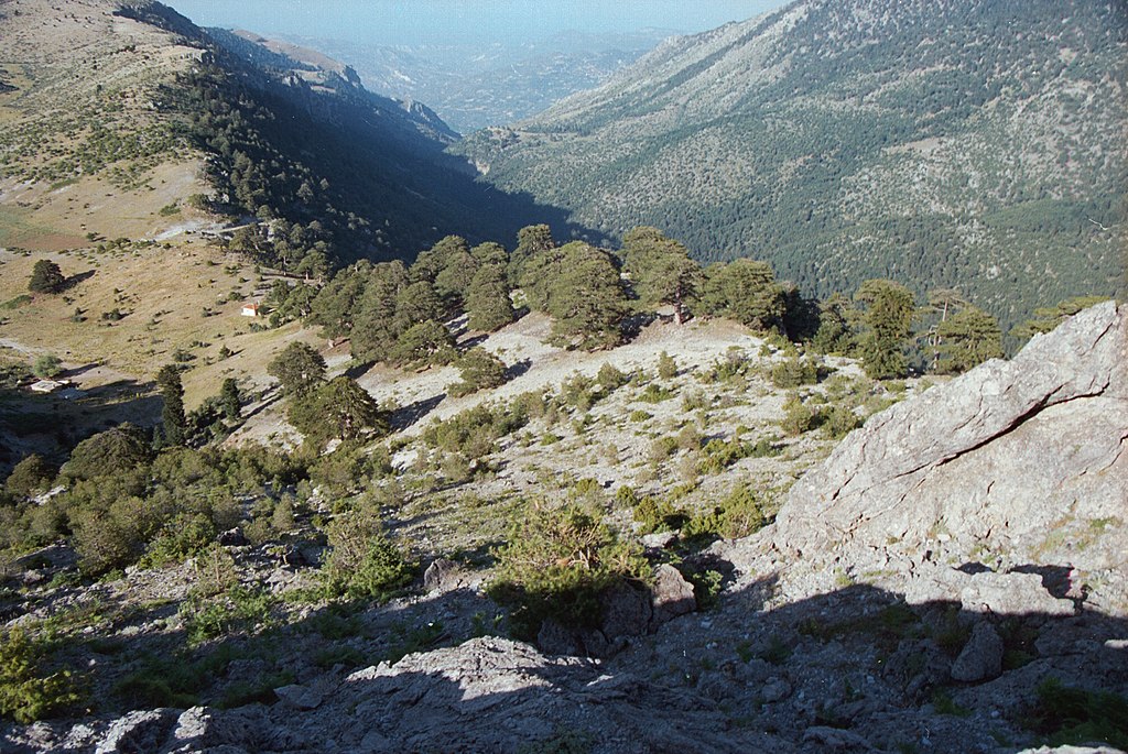 Z hledání Hermovy jeskyně: Vlevo planina Dasiou, vpravo údolí Flambouritsa. Kredit: Zde, Wikimedia Commons