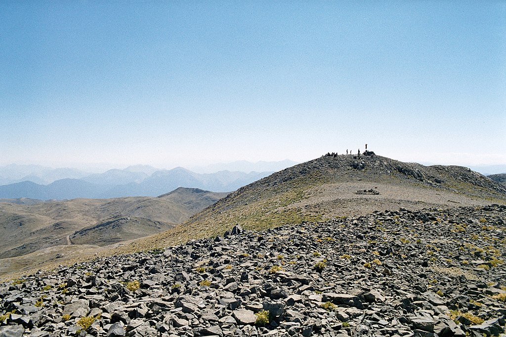 Vrchol. Ruiny jsou v sedélku před ním. Kredit: Zde, Wikimedia Commons.